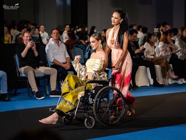 Đại diện Peru - Flavia López gây chú ý khi catwalk trên xe lăn. Cô được đại diện Indonesia - Vina Sitorus hỗ trợ đẩy xe để hoàn thiện phần trình diễn. Trước đó, người đẹp Peru phải nhập viện vì bị chấn thương đầu gối trong lúc luyện tập. "Trong lúc tập dượt, tôi bị ngã dẫn đến chấn thương đầu gối. Nhờ sự hỗ trợ và phản ứng nhanh chóng của ban tổ chức, hiện tôi được các chuyên gia y tế chăm sóc và hoàn toàn tập trung vào quá trình hồi phục", cô chia sẻ.