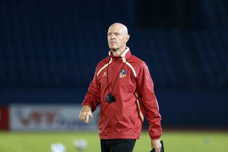 HLV Matt Ross lo ngại về những hạn chế của các cầu thủ Nepal.