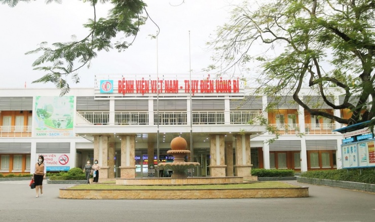 Nhiều người sau khi ăn cỗ cưới đều có triệu chứng ngộ độc thực phẩm phải nhập viện Bệnh viện Việt Nam - Thụy Điển Uông Bí.
