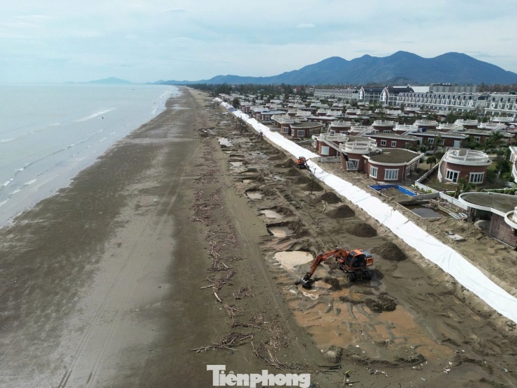 Loạt căn villa mặt biển tại Dự án Hoa Tiên Paradise – Xuân Thành hư hỏng nặng sau bão số 10.