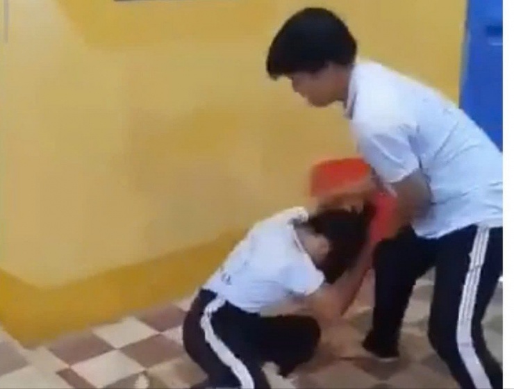 Nam sinh liên tiếp đánh vào mặt nữ sinh trước sự chứng kiến của nhiều học sinh trong lớp. Ảnh cắt từ clip.