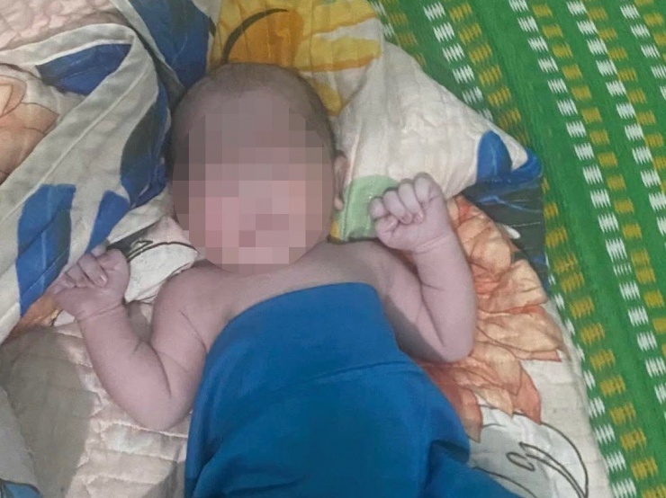 Cháu bé hiện đã được bàn giao về cho mẹ và gia đình chăm sóc.