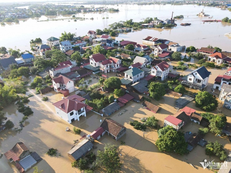 Chiều ngày 8/10, theo ghi nhận của PV VietNamNet, dọc tuyến sông Cầu ở Bắc Ninh, mực nước vẫn tiếp tục dâng cao.
