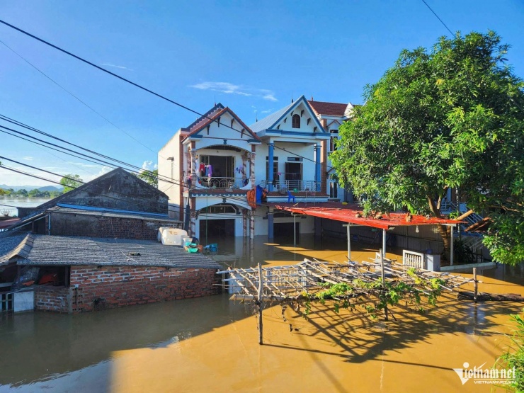 Tại các thôn Ninh Tào, Đồng Đạo (xã Hợp Thịnh), phường Vân Hà..., nhiều ngôi nhà vẫn chìm sâu trong biển nước, khiến giao thông bị chia cắt ở một số khu vực, người dân gặp khó trong công tác tiếp cận nhu yếu phẩm và nước sinh hoạt.