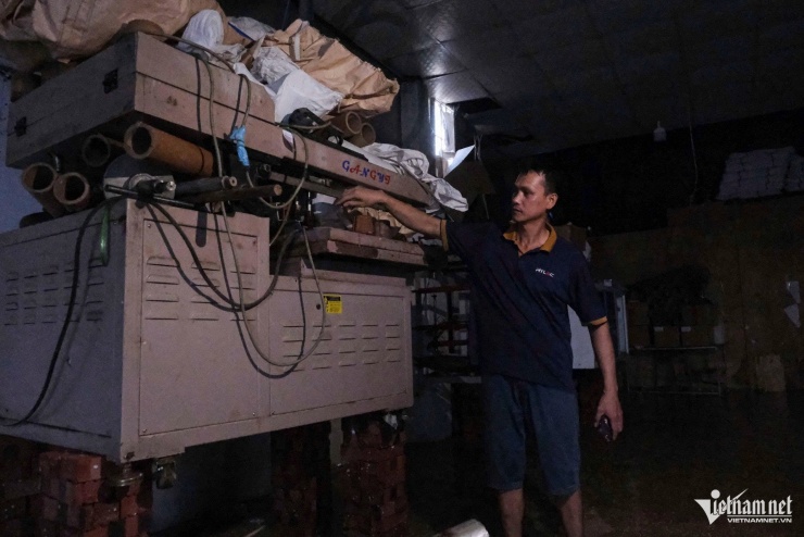 Máy móc sản xuất văn phòng phẩm của nhà anh Toàn được đưa lên cao, nhằm tránh thiệt hại về tài sản.