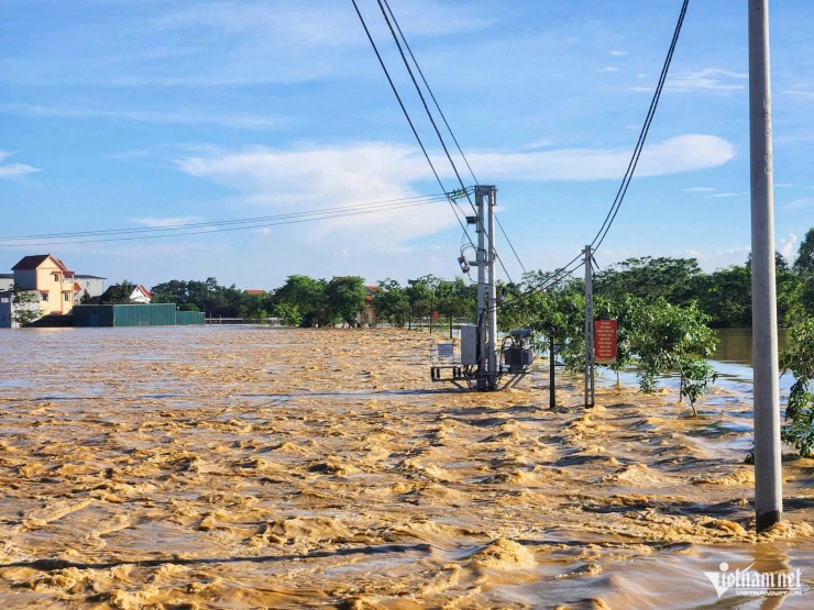 Mực nước chiều ngày 8/10, tại sông Cầu ở Bắc Ninh vẫn chưa có dấu hiệu rút.