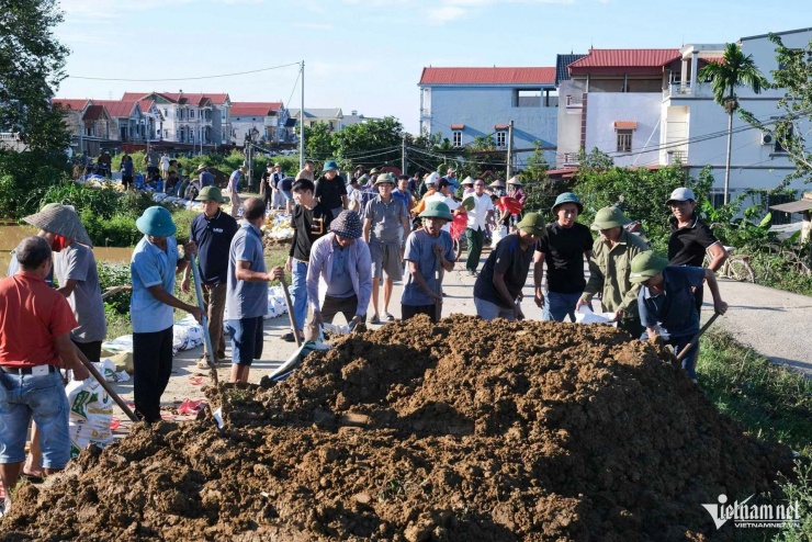 Người dân thôn Ninh Tào, xã Hợp Thịnh, cho biết sáng 8/10 phát hiện khu vực đê trũng xuống, lại nằm ở vị trí xung yếu nên đã huy động khoảng 300 người dân cùng cuốc, xẻng để đắp đất, gia cố đê, tránh nguy cơ tràn nước.
