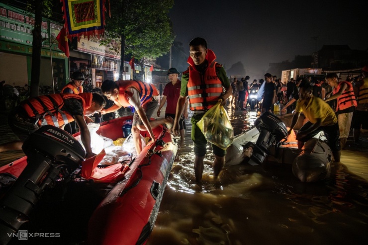 Lội nước đến ngực nhận hàng cứu trợ trong đêm - 2