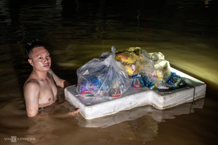 Lội nước đến ngực nhận hàng cứu trợ trong đêm - 4