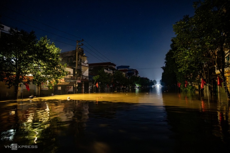 Lội nước đến ngực nhận hàng cứu trợ trong đêm - 1