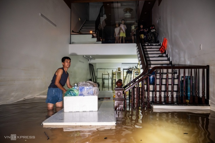 Lội nước đến ngực nhận hàng cứu trợ trong đêm - 5