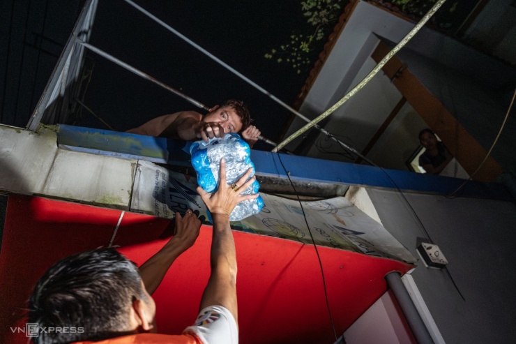 Lội nước đến ngực nhận hàng cứu trợ trong đêm - 7