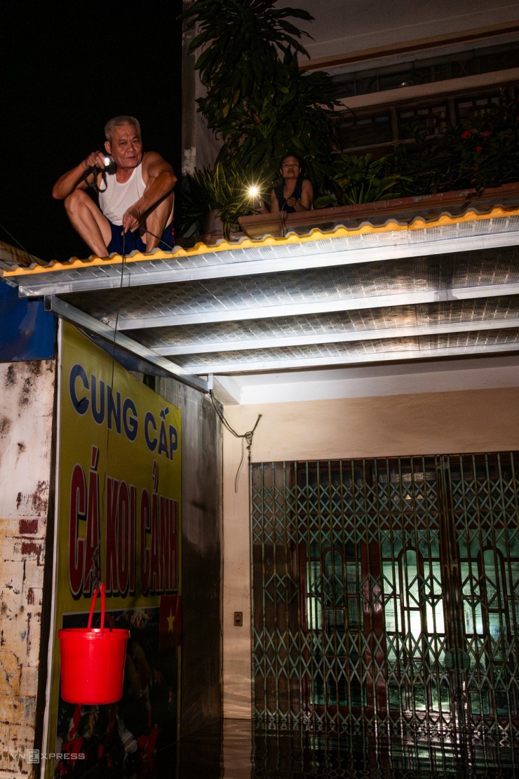 Lội nước đến ngực nhận hàng cứu trợ trong đêm - 6