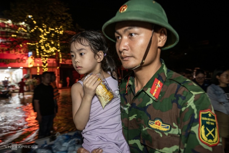 Lội nước đến ngực nhận hàng cứu trợ trong đêm - 9