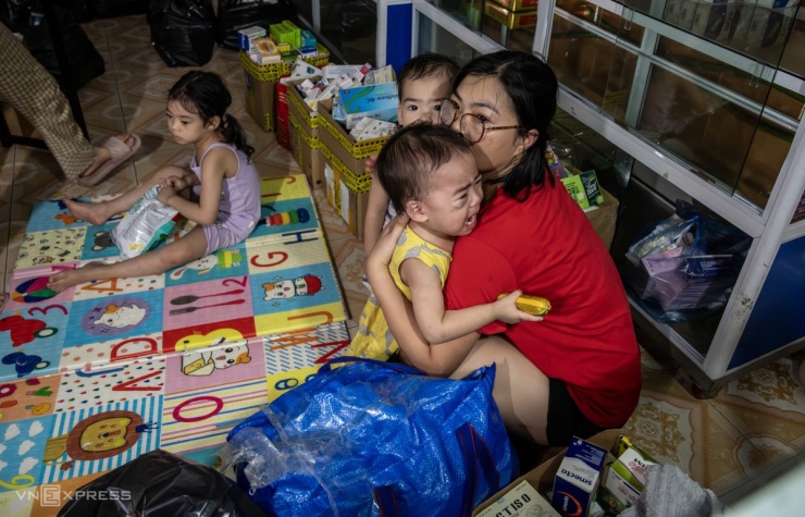 Lội nước đến ngực nhận hàng cứu trợ trong đêm - 10