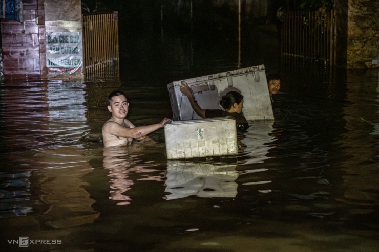 Lội nước đến ngực nhận hàng cứu trợ trong đêm - 8