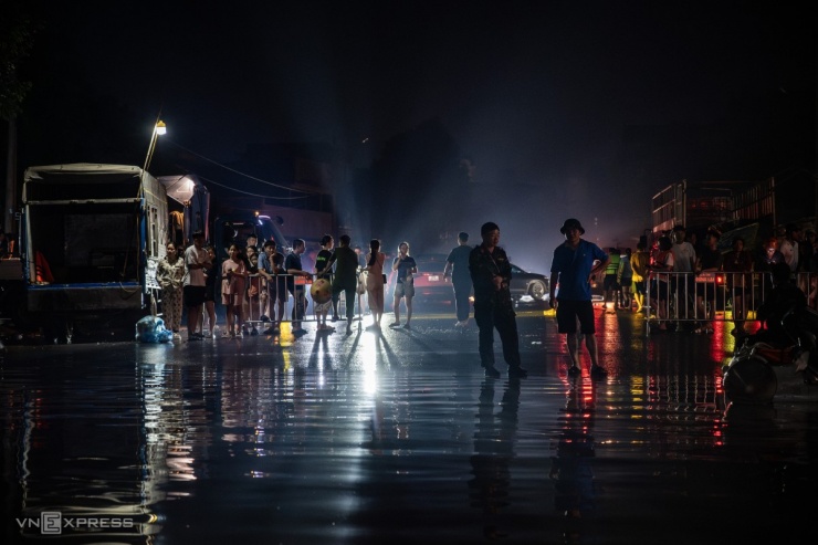 Người dân nhận cứu trợ trong đêm 8/10. Video: Lộc Chung