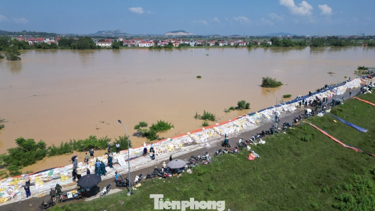 Căng mình giữ đê Đẩu Hàn giữa mưa lũ ở Bắc Ninh - 1