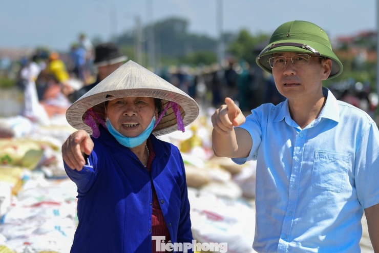 Căng mình giữ đê Đẩu Hàn giữa mưa lũ ở Bắc Ninh - 17