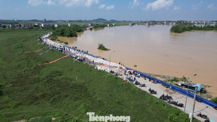Căng mình giữ đê Đẩu Hàn giữa mưa lũ ở Bắc Ninh - 20