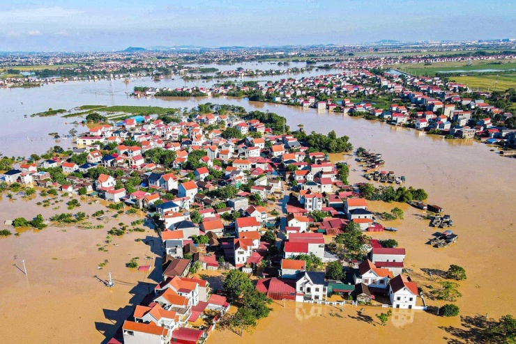 Tại xã Hợp Thịnh, tỉnh Bắc Ninh, nhiều thôn ở ngoài đê sông Cầu đã bị biển nước bao vây, có xóm nước đã ngập gần hết tầng 1 của ngôi nhà