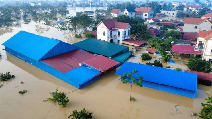 Nhiều nơi ở Bắc Ninh nước lũ đã ngập gần hết nhà cao tầng. Ảnh: Hợp Thịnh Express