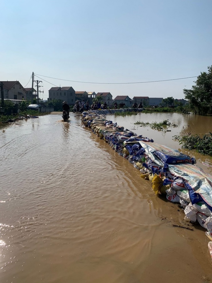 "Thôn Ninh Tào chống tràn đê, mọi người cùng nhau! Ai ở nhà ra hỗ trợ ngay!" - lời kêu gọi trên trang Hợp Thịnh Express