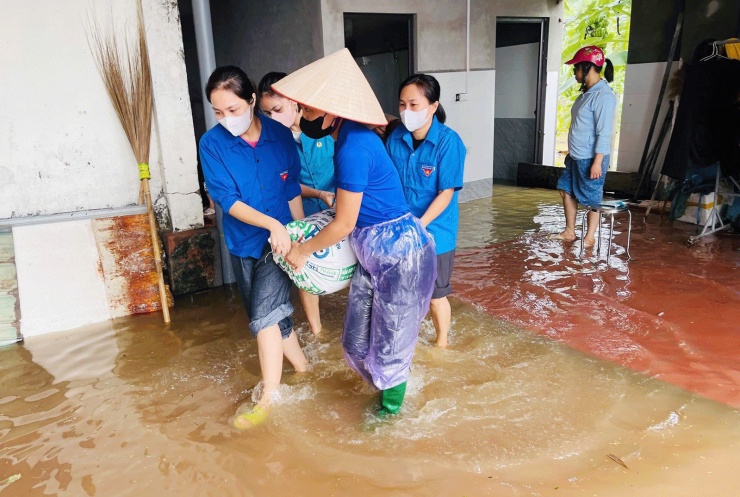 Thanh niên phường Đa Mai tích cực hỗ trợ người dân di chuyển tài sản đến nơi an toàn