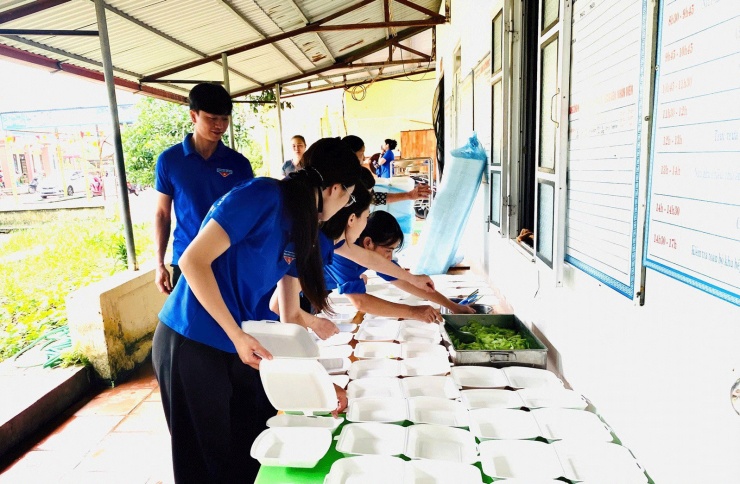 Tuổi trẻ xã Hợp Thịnh phối hợp với các đơn vị nấu cơm, chuẩn bị suất ăn miễn phí phục vụ các hộ dân bị cô lập hoặc chịu thiệt hại nặng do mưa bão.