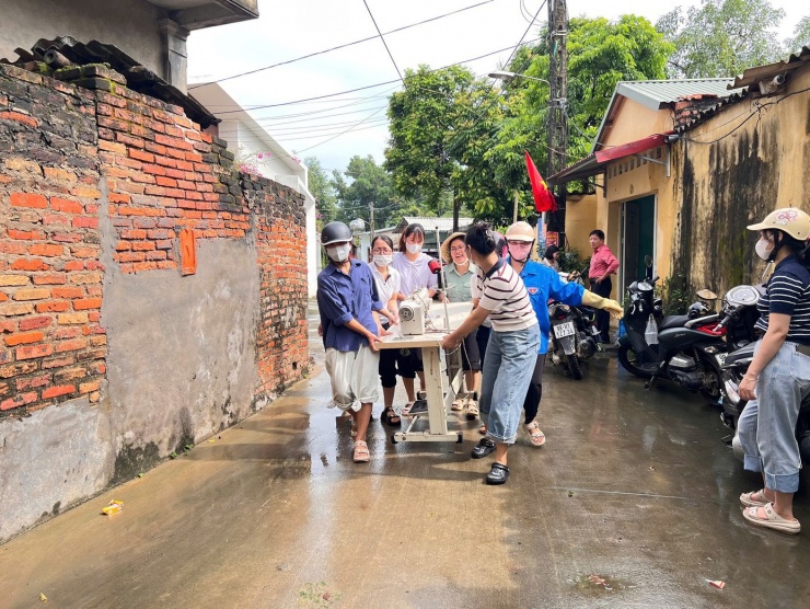 Tuổi trẻ Bắc Ninh lội bùn hỗ trợ người dân trong bão lũ - 2