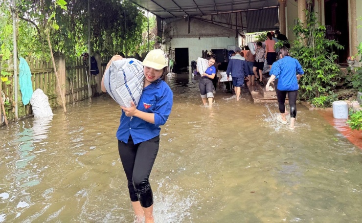 Đoàn viên phường Đa Mai giúp người dân vận chuyển đồ đạc để tránh lũ.
