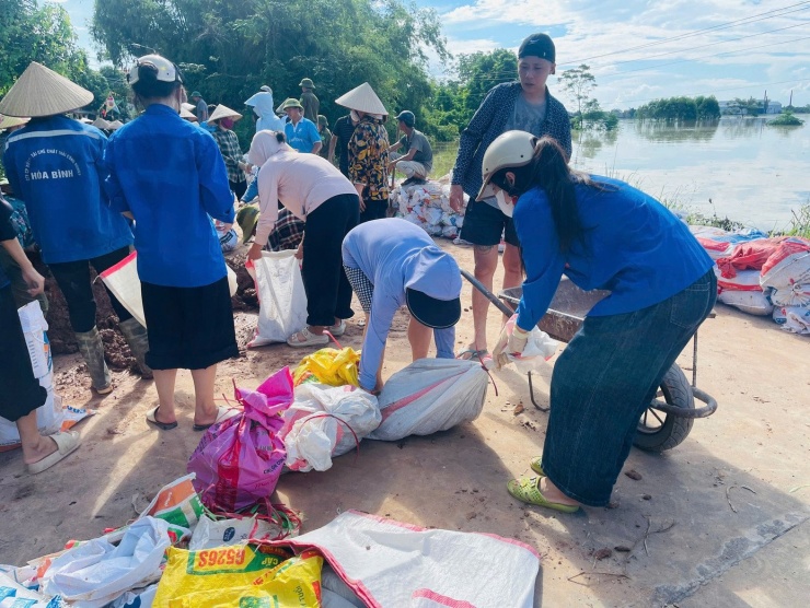 Không quản ngày đêm, hơn 5.000 đoàn viên, thanh niên tỉnh Bắc Ninh đã có mặt tại các điểm xung yếu, tham gia đắp đê, gia cố bờ kè, chằng cố nhà cửa, di dời tài sản và hỗ trợ người dân sơ tán đến nơi an toàn.