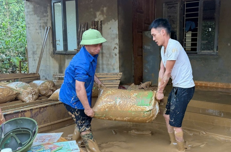 Đoàn viên xã Xuân Lương hỗ trợ người dân thu dọn bùn đất sau bão.