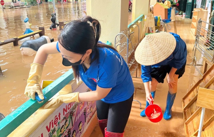 Tại các khu vực bị ảnh hưởng, các tình nguyện viên tổ chức dọn dẹp bùn đất, vệ sinh trường học, trạm y tế, nhà văn hóa để sớm ổn định sinh hoạt cho người dân sau bão.