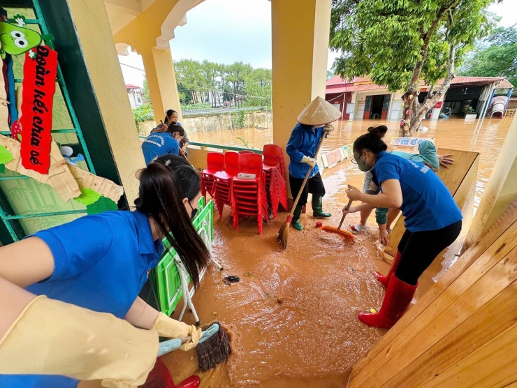 Đoàn viên tỉnh Bắc Ninh khắc phục hậu quả sau mưa bão.