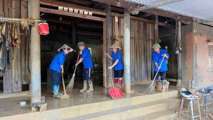 Tuổi trẻ Bắc Ninh lội bùn hỗ trợ người dân trong bão lũ - 10