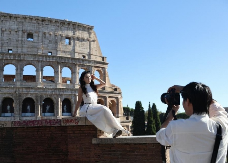 Một du khách Trung Quốc tạo dáng chụp ảnh tại Đấu trường La Mã ở Rome, Ý, ngày 6/10/2025.