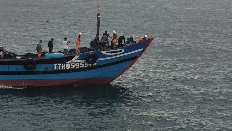 Những thợ lặn cùng lực lượng cứu nạn đang tiến hành khoanh vùng vị trí tàu cá chìm.