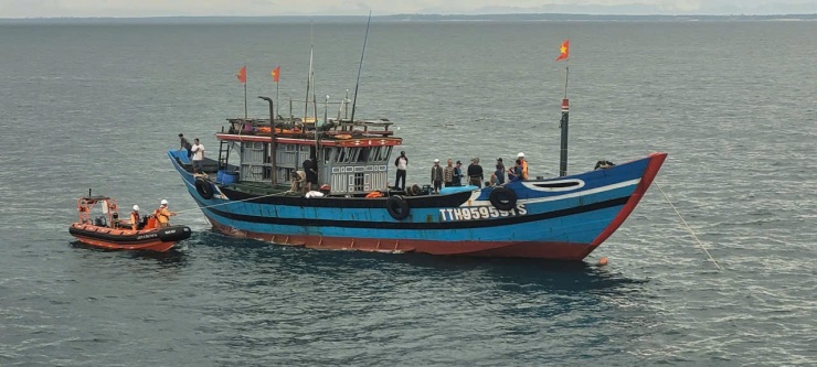 Công tác tìm kiếm ngư dân mất tích đang được tiến hành khẩn trương.