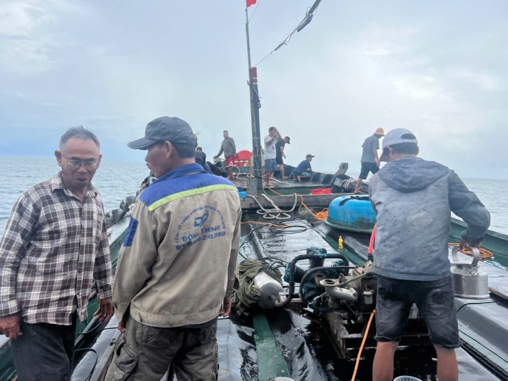 Rất nhiều ngư dân ra phối hợp tìm kiếm.