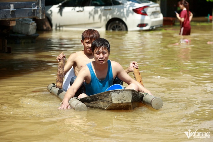 Hà Nội: Lũ tràn trong đêm không kịp trở tay, gõ cửa từng nhà tiếp tế lương thực - 3