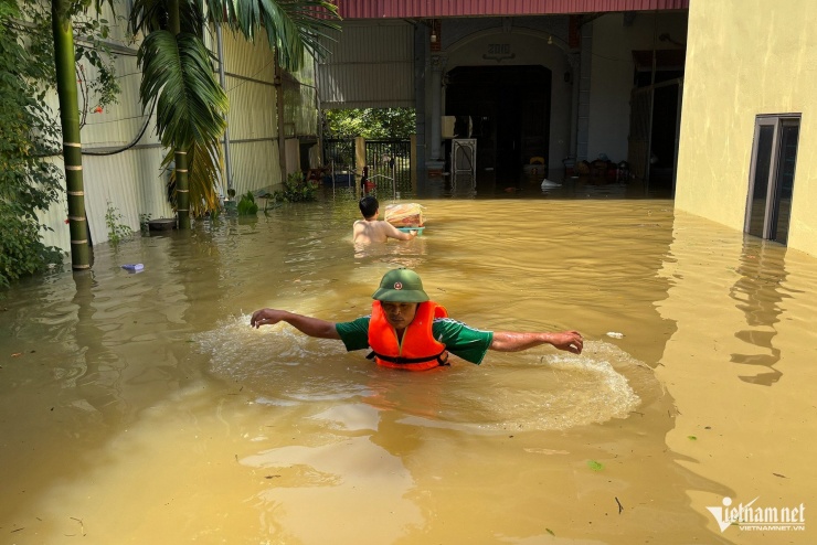 Hà Nội: Lũ tràn trong đêm không kịp trở tay, gõ cửa từng nhà tiếp tế lương thực - 7