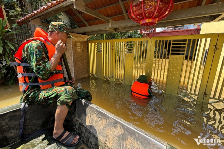 Hà Nội: Lũ tràn trong đêm không kịp trở tay, gõ cửa từng nhà tiếp tế lương thực - 8
