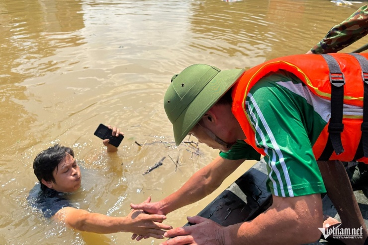 Hà Nội: Lũ tràn trong đêm không kịp trở tay, gõ cửa từng nhà tiếp tế lương thực - 6
