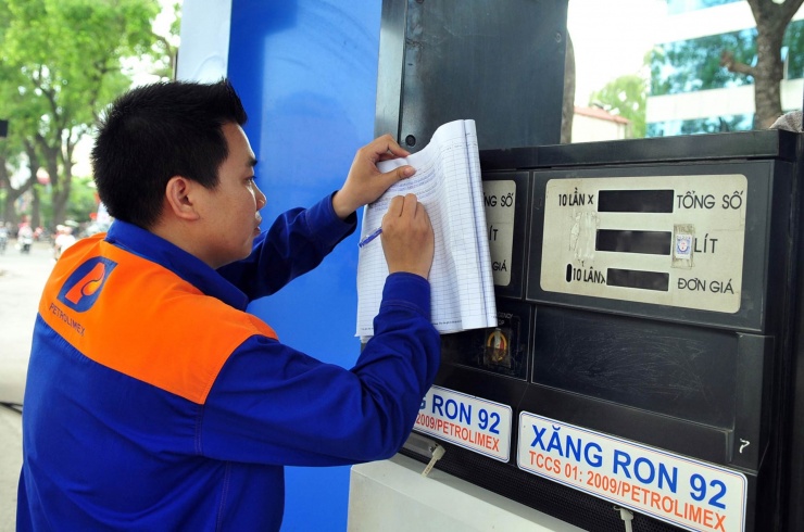 Giá xăng dầu đồng loạt giảm - 1