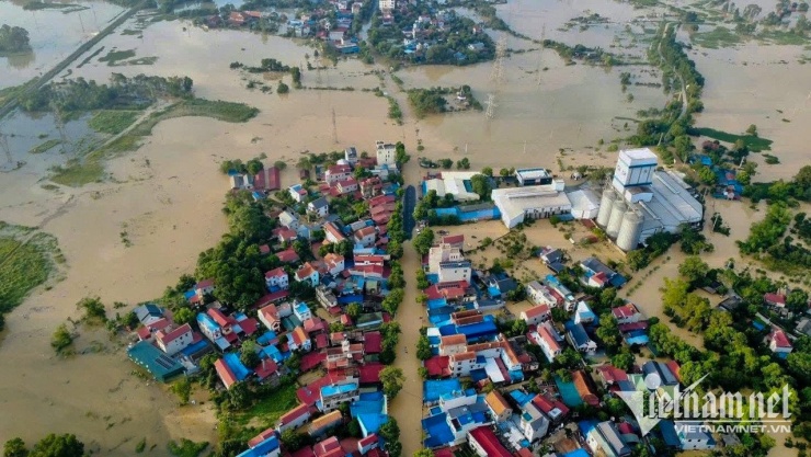 Tuyến Quốc lộ 3 qua địa bàn thôn Phố Nỷ, xã Trung Giã ngập sâu. Ảnh: Việt Hoàng