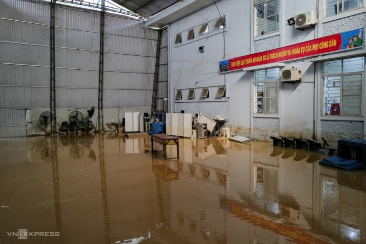 Tại khu vực chờ của Trung tâm Y tế, nước rút để lại lớp bùn sền sệt.