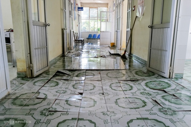 Sau khi nước rút, hành lang ở tầng một xuất hiện nhiều vết sụt lún, gạch bong tróc.