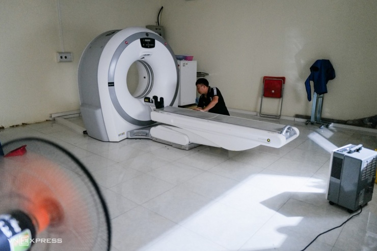 Nhiều thiết bị giá trị ở tầng một được bảo vệ bằng các bao cát chắn cửa nên lũ không tràn vào. Tuy nhiên, máy chụp CT này do nặng, không kịp chuyển nên đã bị ngập. Hiện cán bộ đang kiểm tra, đánh giá tình trạng hoạt động của máy.