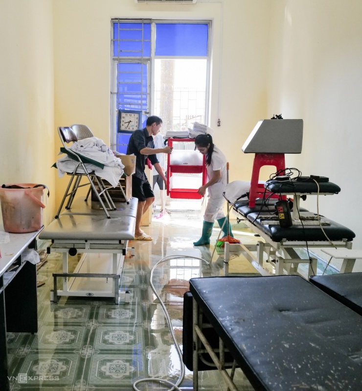 Việc dọn dẹp chủ yếu là lực lượng tại chỗ, nhân viên bệnh viện. Tại một số phòng khám ở tầng một, nhân viên dòng dây dẫn nước vào rửa sạch bùn, kê lại đồ đạc, sau đó sẽ khử khuẩn toàn bộ.
